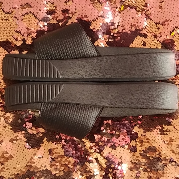 COPY - Women's Puma Platform Slides/Sandals Size 7 - Picture 4 of 6
